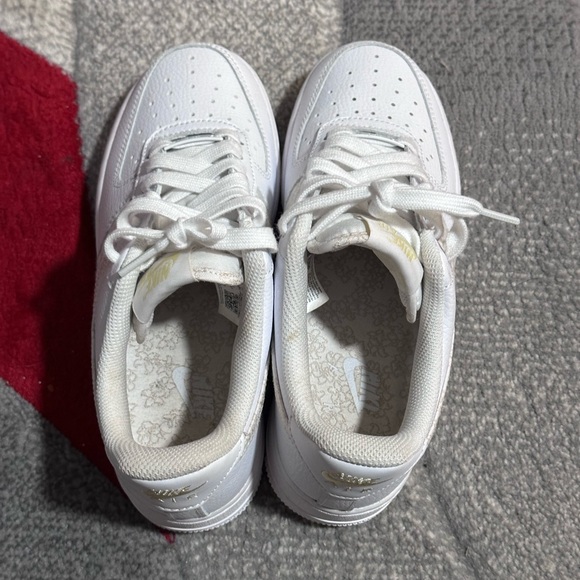 Women's Air Force 1 '07 SE Sneakers with Flower Swoosh - Picture 3 of 4